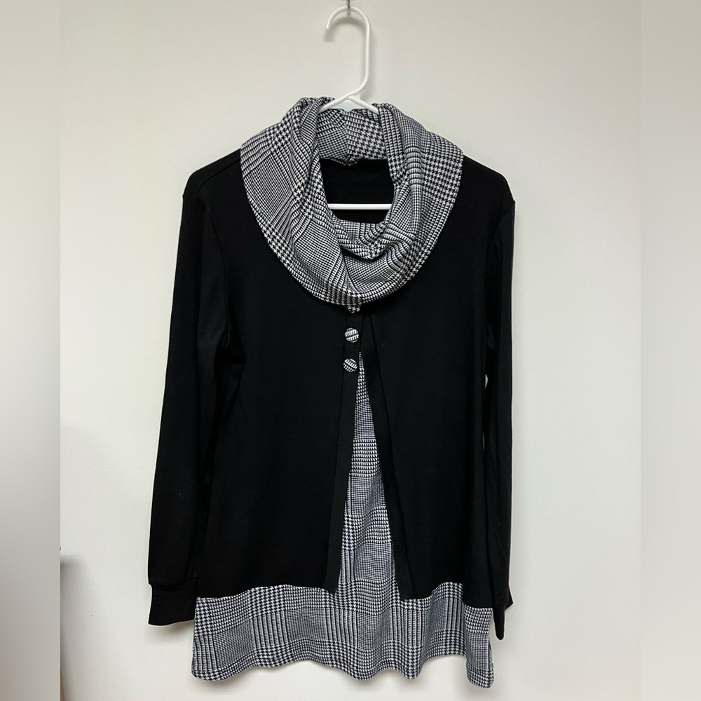 Valolia, black and white tunic, with cowl neckline, M